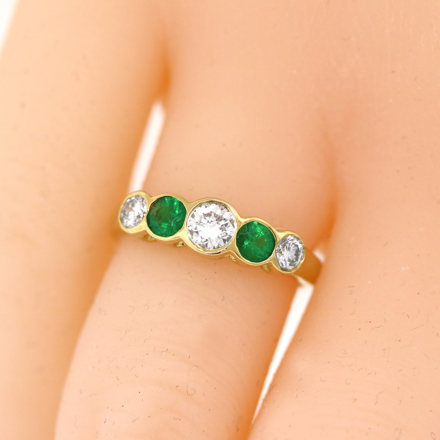 Emerald and Diamond Classic 5 Stone Ring in 18k Gold