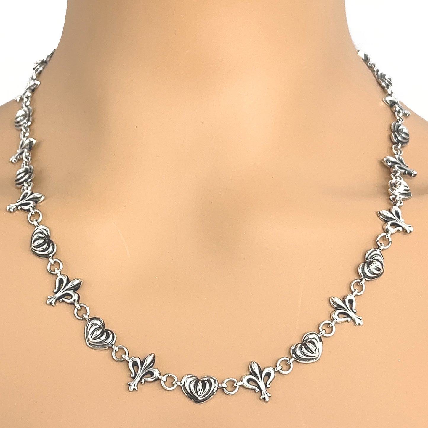 Load image into Gallery viewer, Preowned Lagos Fleur De Lis Sterling Silver Necklace
