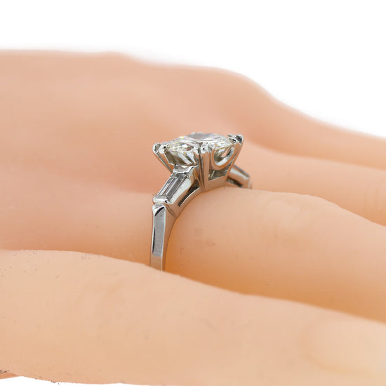 Round Brilliant Diamond Engagement Ring set in Platinum