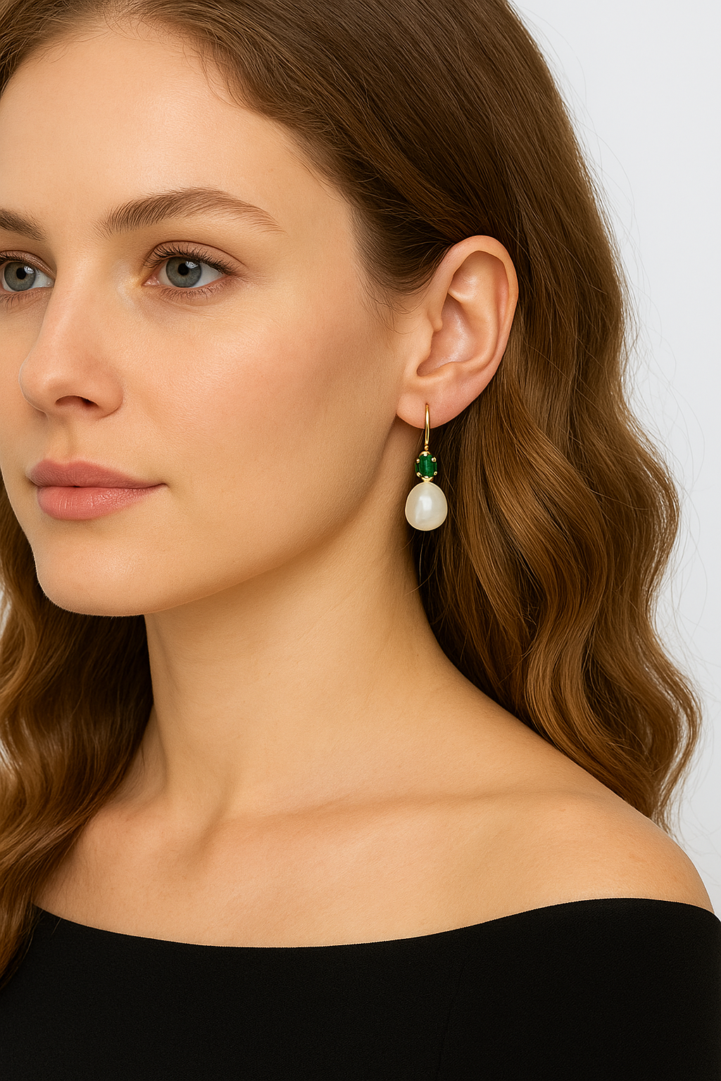 18kt Yellow Gold Pearl Hanging Earrings with Emerald Accent