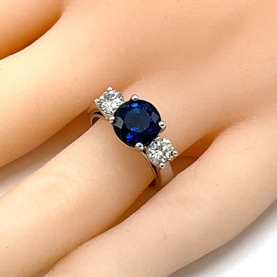 Intense 18 kt White Gold Sapphire and Diamond Engagement Ring