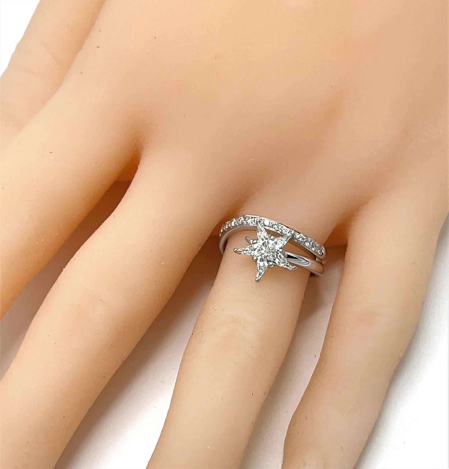 Load image into Gallery viewer, Fortunoff 18k White Gold Diamond Shooting Star Ring
