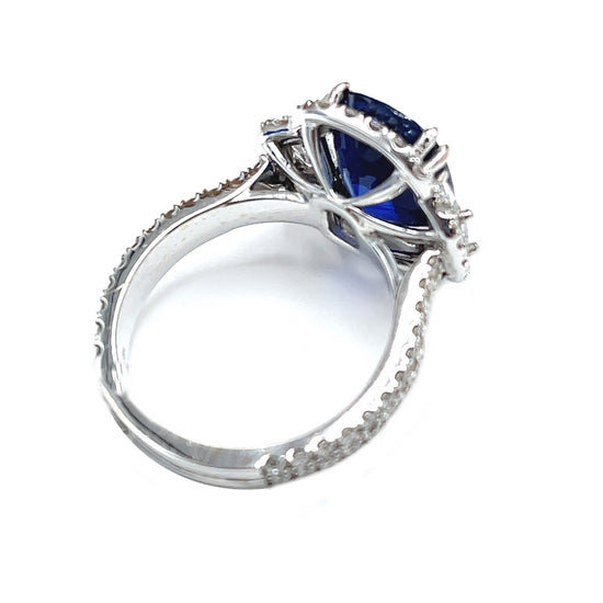 18 kt White Gold Vibrant Blue Sapphire and Diamond Ring