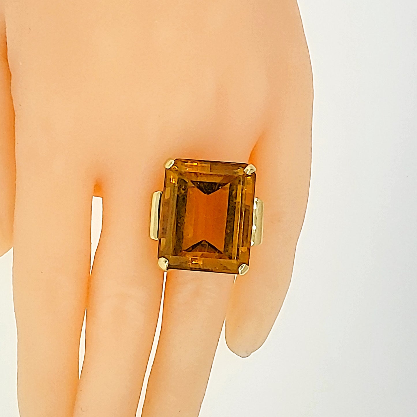Load image into Gallery viewer, Fabulous Retro Citrine Yellow Gold Ring
